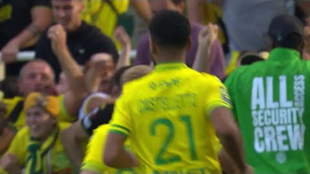 replay de Le magnifique coup franc direct de Mostafa Mohamed !