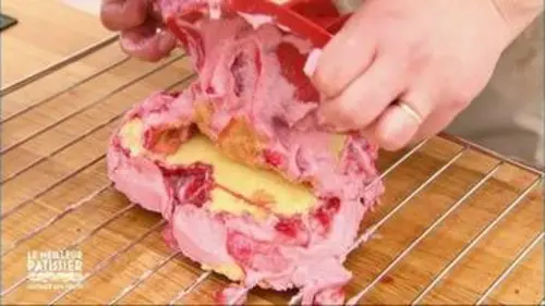 replay de Le meilleur pâtissier : Un raté total pour le fraisier de Carine !