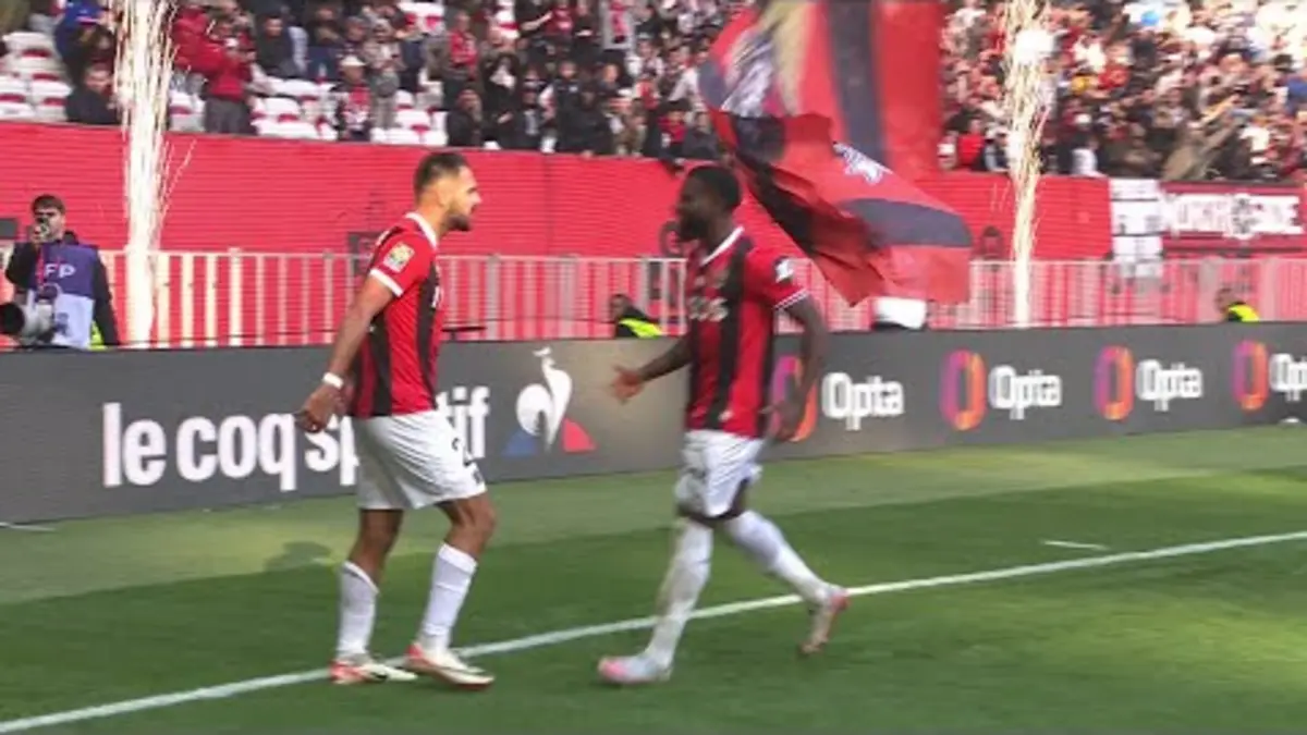 replay de Le missile de Gaëtan Laborde sous la barre transversale !