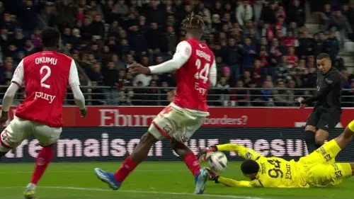 replay de Le plongeon désespéré de Yehvann Diouf devant Kylian Mbappé !
