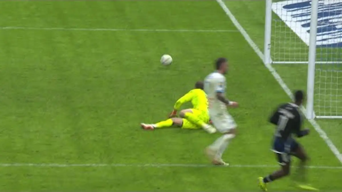 replay de Le superbe arrêt du pied de Pau López sauvant l'OM !