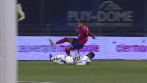 replay de Le superbe tacle de Jeanuël Belocian !