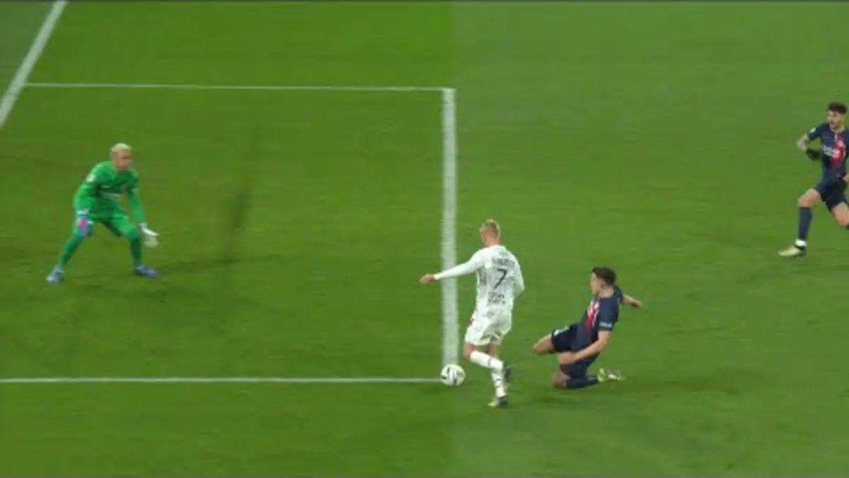 replay de Le tacle salvateur de Manuel Ugarte !