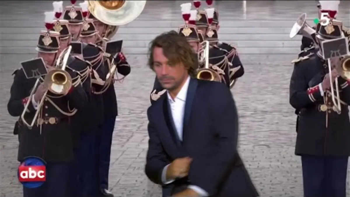 replay de Le toast du roi Charles III préparé en collab avec Netflix ? - L’ABC - C à Vous - 21/09/2023