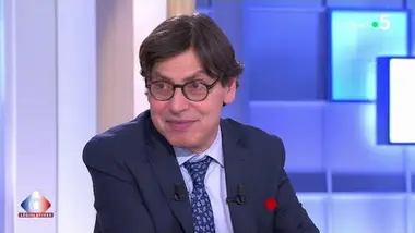Législatives : la majorité absolue s’éloigne pour le RN ? - C à Vous - 05/07/2024