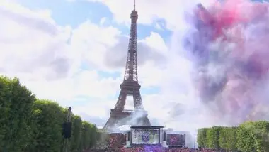 Les champions d'Europe soulèvent la Coupe au Champ-de-Mars !