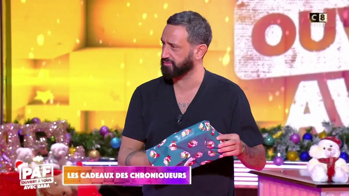 replay de Les chroniqueurs offrent leurs cadeaux à Cyril Hanouna !
