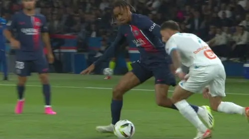 replay de Les dribbles ravageurs de Bradley Barcola !