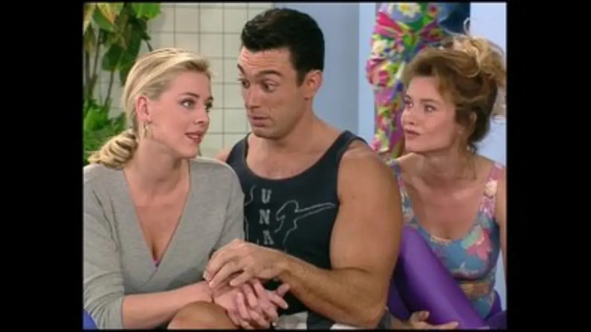 Les filles d'à côté - S10 E01 - Le choc des…