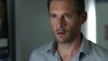 Les ombres rouges - S01 E06