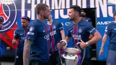 Les Parisiens arrivent au palais de l'Elysée