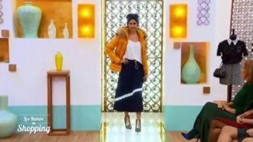 replay de Les Reines du Shopping : Le défilé de Laura pour être branchée avec une doudoune