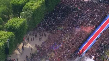 Liesse populaire pour célébrer les héros parisiens