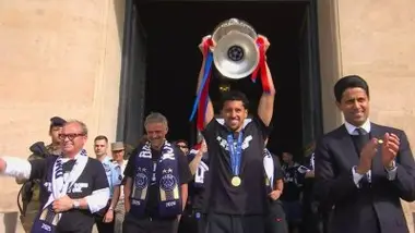 Ligue des champions dans les mains, les doubles champions d'Europe parisiens sont célébrés sur le Champ-de-Mars