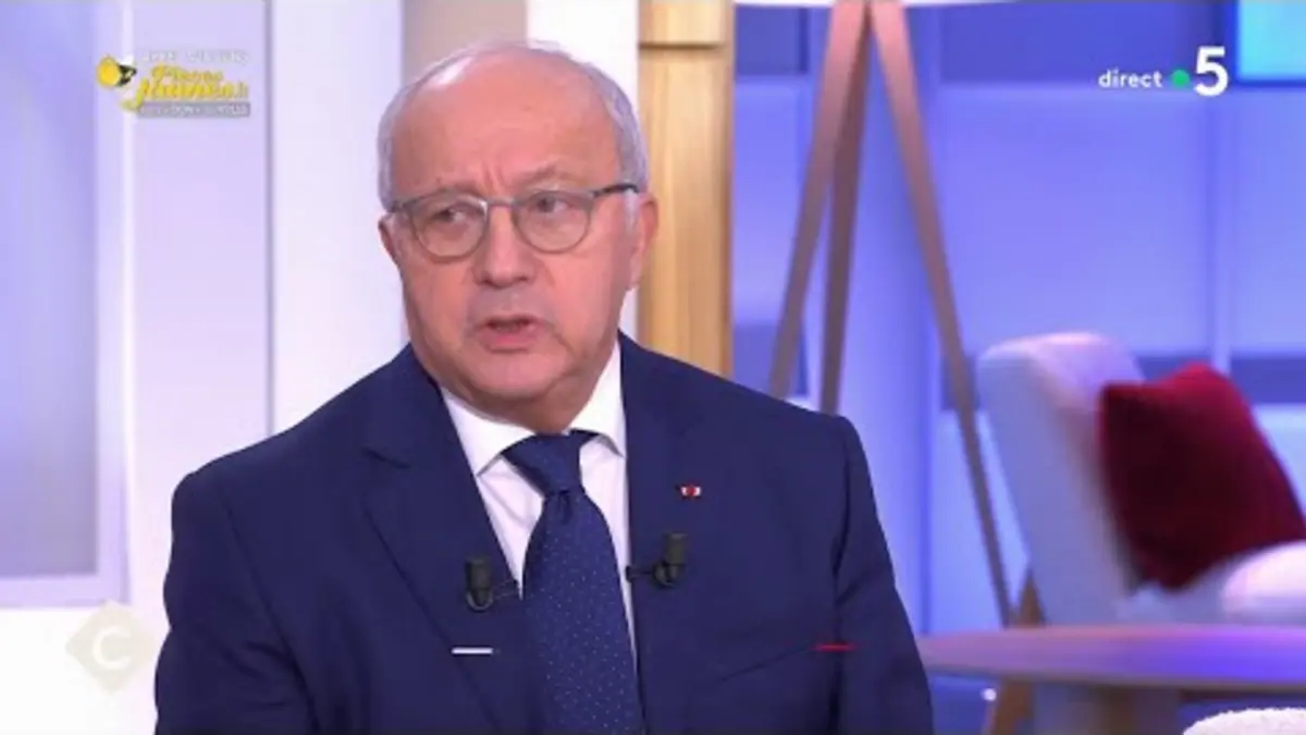 replay de Loi immigration : le texte largement censuré - C à Vous - 26/01/2024