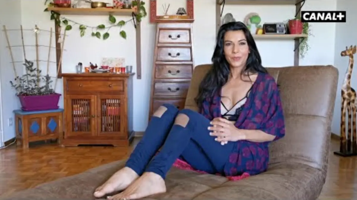 replay de Lou Charmelle a vu sa vie sexuelle révélée par des gants en plastique - 35 ans de porno sur CANAL+