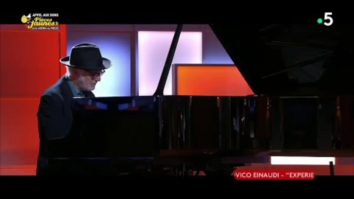 replay de Ludovico Einaudi en live au piano - C à vous