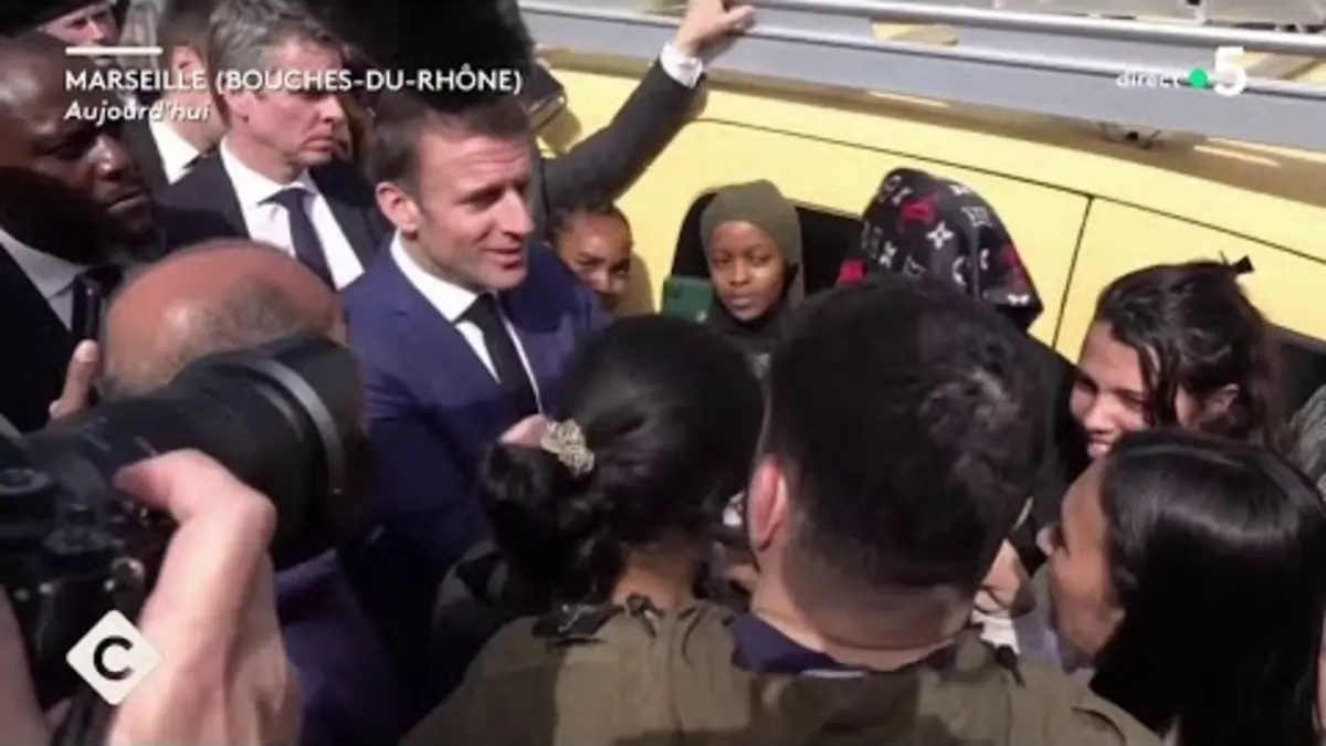 replay de Lutte anti-drogue : Macron en visite surprise à Marseille - La Story - C à Vous - 19/03/2024