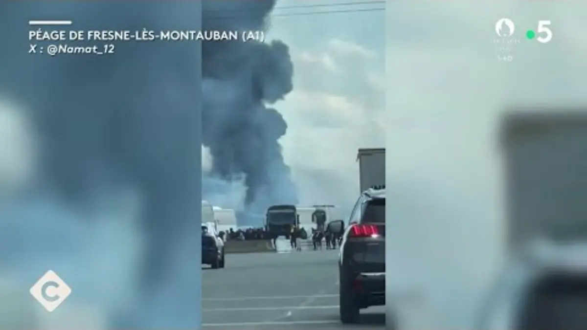 replay de Lyon-PSG : violents affrontements entre supporters sur l’autoroute - La Story - C à Vous -27/05/2024
