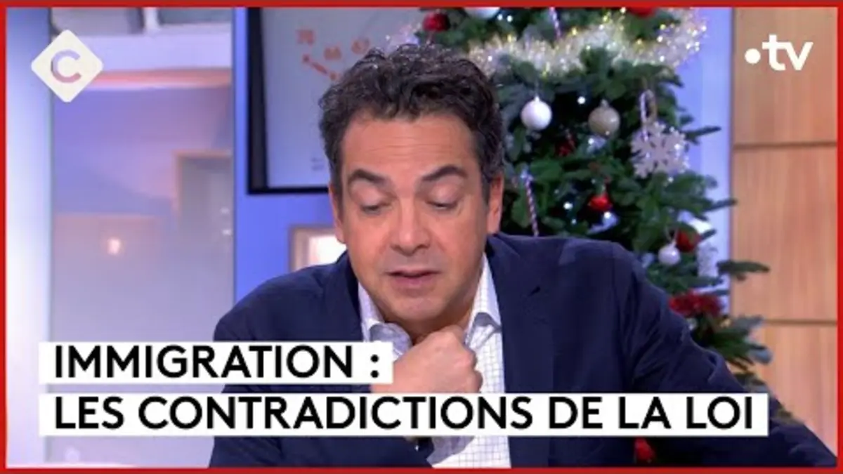 replay de Macron, maître du “en même temps” - L’Édito - C à vous - 21/12/2023