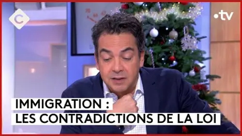 replay de Macron, maître du “en même temps” - L’Édito - C à vous - 21/12/2023