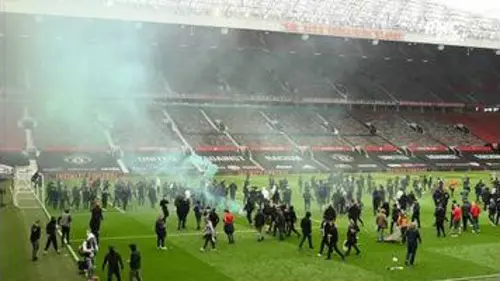 replay de Manchester United : Comment réagit le foot anglais à l'envahissement d'Old Trafford