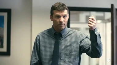 Manhunt : S1 E2 - Clair comme de l'eau de roche