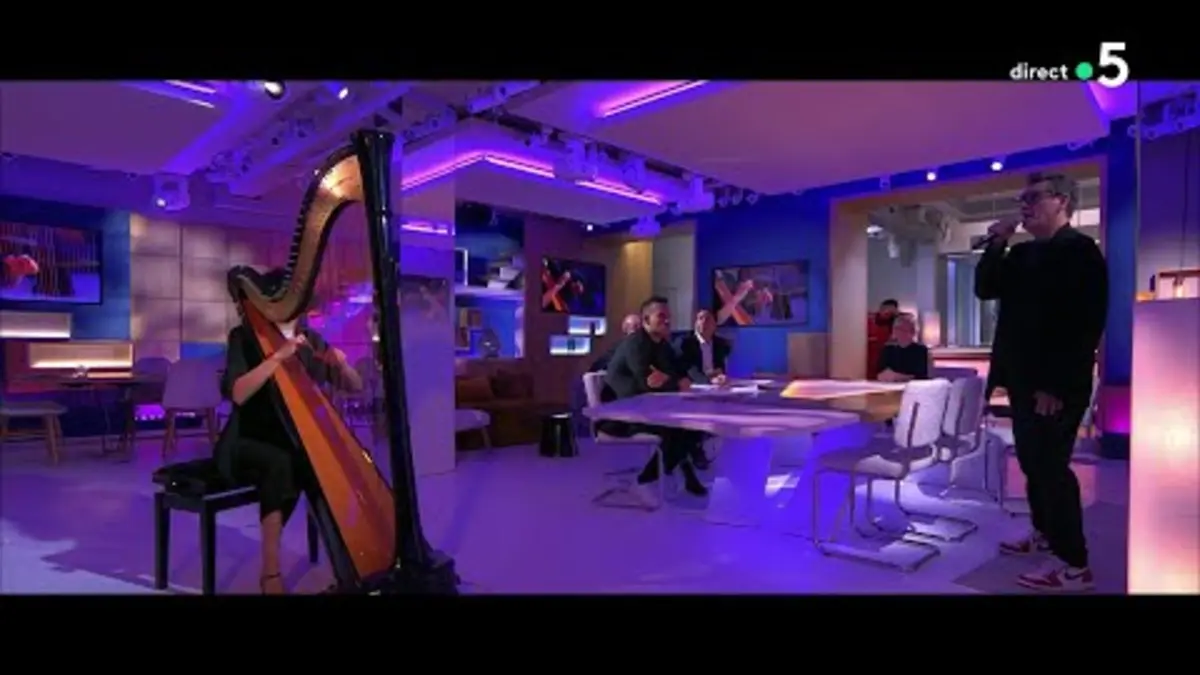 replay de Marc Lavoine interprète “Elle a les yeux revolver” en live - C à vous - 18/10/2024