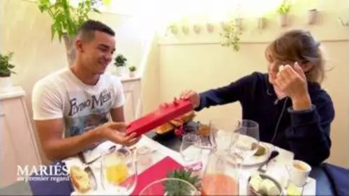 replay de Mariés au premier regard : Vicky est déstabilisée par le cadeau de Laurent