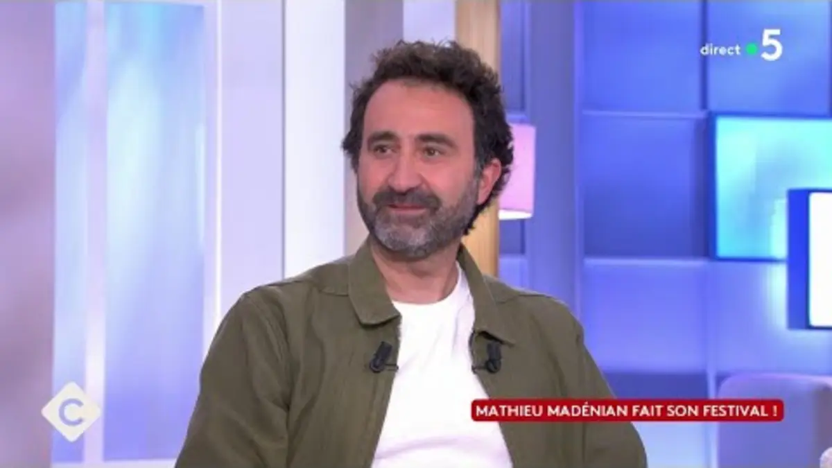 replay de Mathieu Madénian, l’humour les pieds dans l’eau - C à Vous - 12/06/2024
