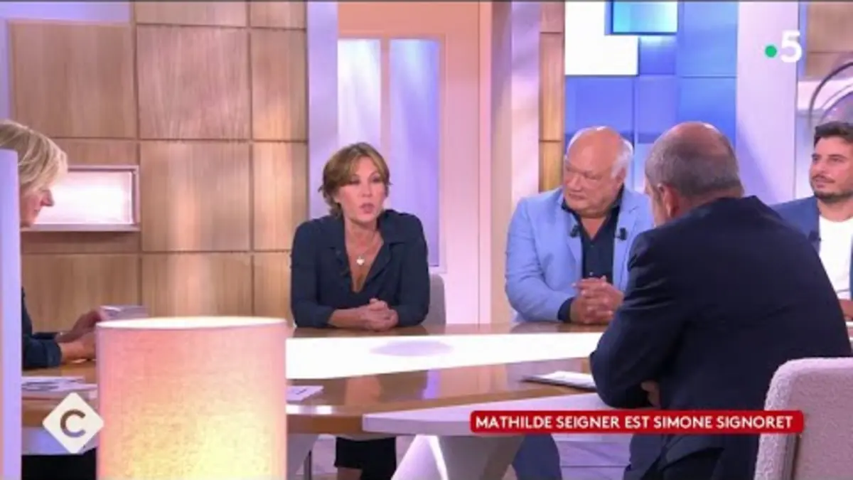 replay de Mathilde Seigner est Simone Signoret - C à Vous - 29/09/2023