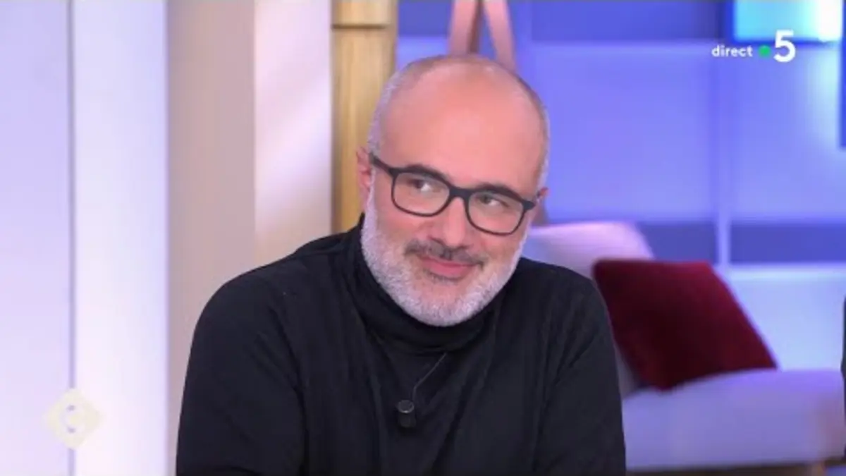 replay de Militants de l’ultradroite : combien et qui sont-ils ? - C à vous - 27/11/2023