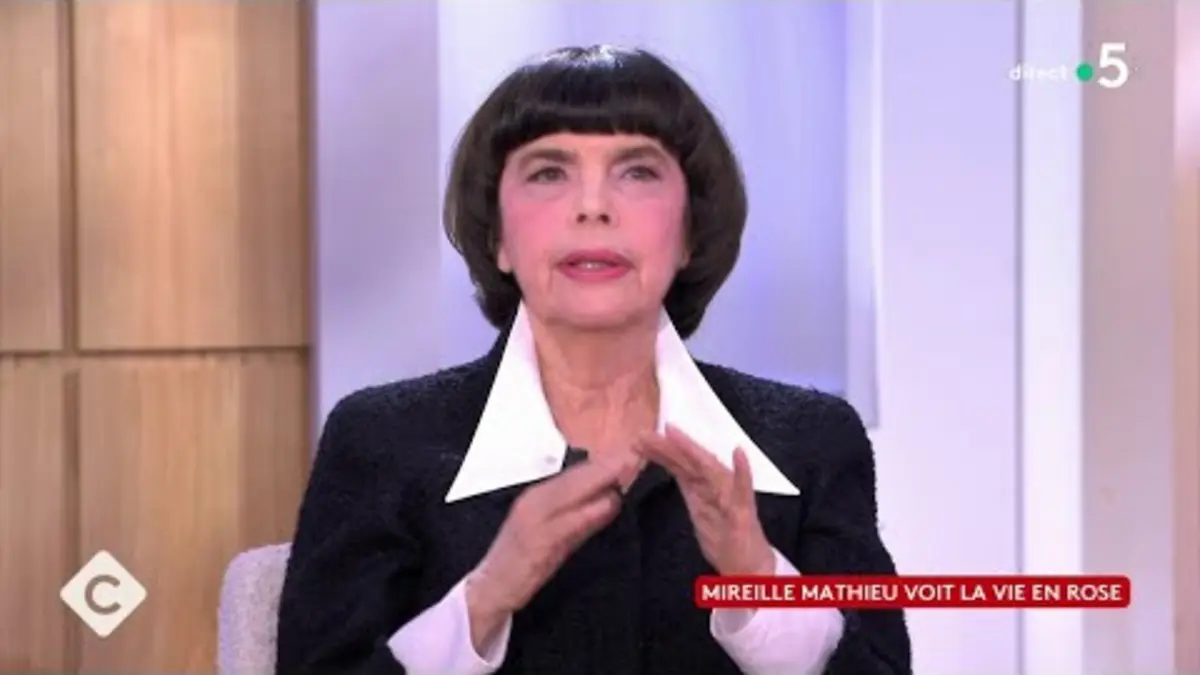 replay de Mireille Mathieu voit la vie en rose - C à Vous - 15/12/2023