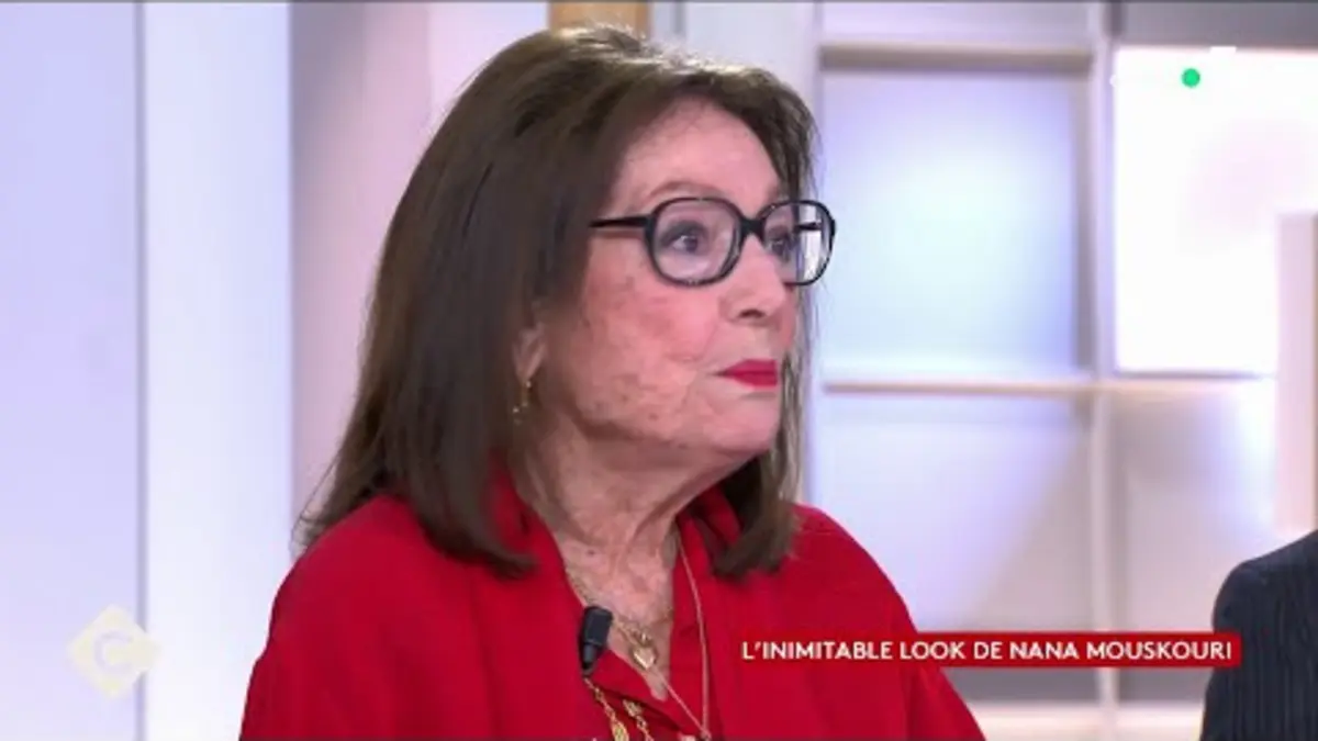replay de Nana Mouskouri, la plus française des chanteuses grecques - C à Vous - 15/10/2024