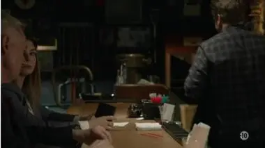 NCIS : S16 E23 - Une personne à qui parler