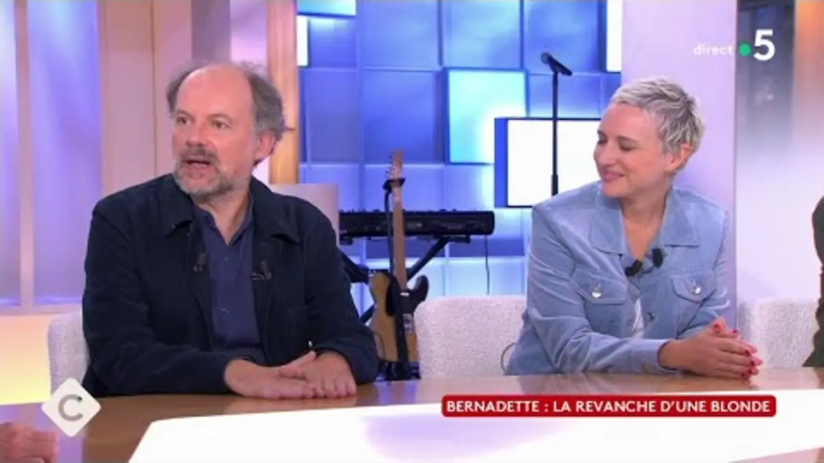 replay de Neige Sinno, Denis Podalydès, Léa Domenach et Jon Batiste - C à vous - 27/09/2023