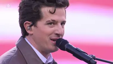 NFL : Charlie Puth interprète l'hymne américain !