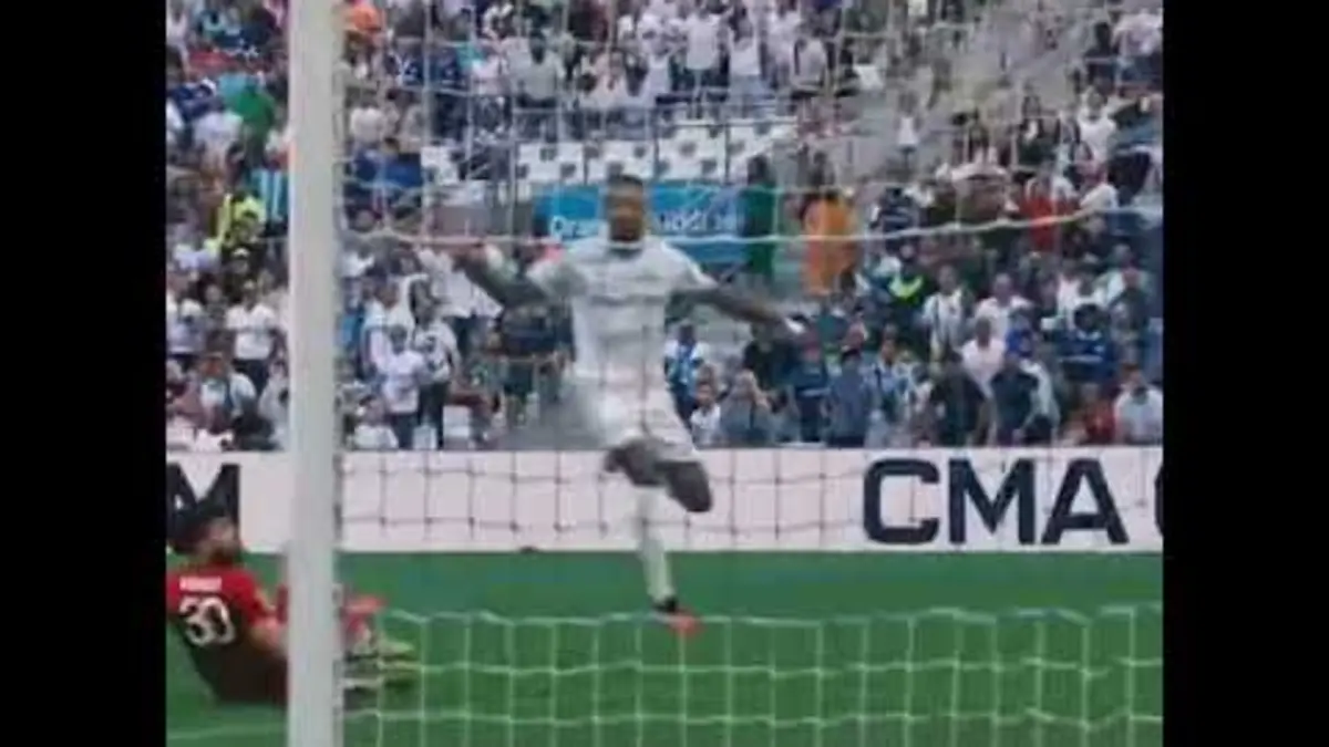 replay de No one does somersaults as well as him ?? #Ligue1 #Ligue1McDonalds #Somersault #Aubameyang #OM