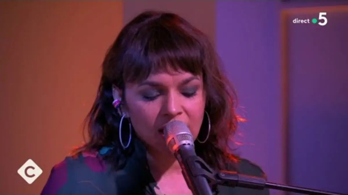 replay de Norah Jones, 20 ans de succès - C à vous - 11/03/2024