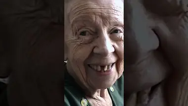 👵 Nous, on l’aime bien, “la vieille” 👵 - Extrait "Grand mère" #touchant#shorts #décalé