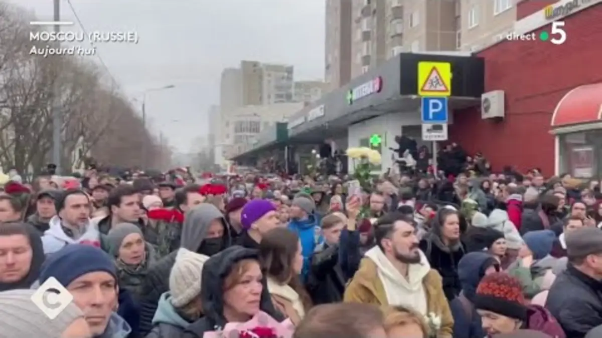 replay de Obsèques de Navalny, duel Trump/Biden et obésité - Le 5/5 - C à Vous - 01/03/2024