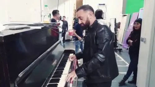 replay de OFF TPMP : Cyril joue du piano, les chroniqueurs avec des perruques blondes