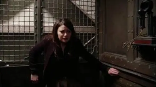 replay de Once upon a time : Le Capitaine Crochet (Colin O'Donoghue) s'en prend à Belle (Emilie de Ravin) - Saison 2 Episode 11