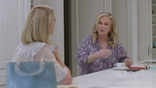 replay de Paris in love : S1 E2 - La mère de la mariée