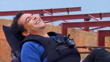 Patrick Cohen s'essaye à la catapulte