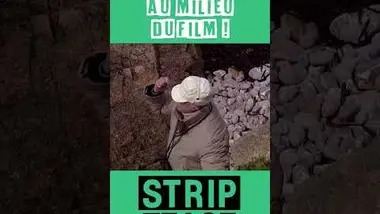 Petit problème de communication ? |STRIP TEASE Officiel #humour #shorts #décalé