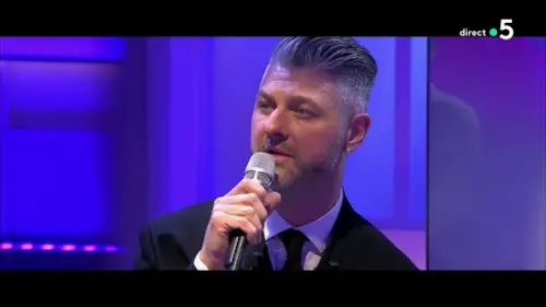 replay de Pierre Lapointe - “Toutes les idoles” en live dans C à vous