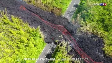 Piton de la Fournaise : la lave coupe la route