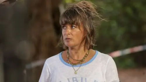 Tropiques criminels S07E01 Plage n°6