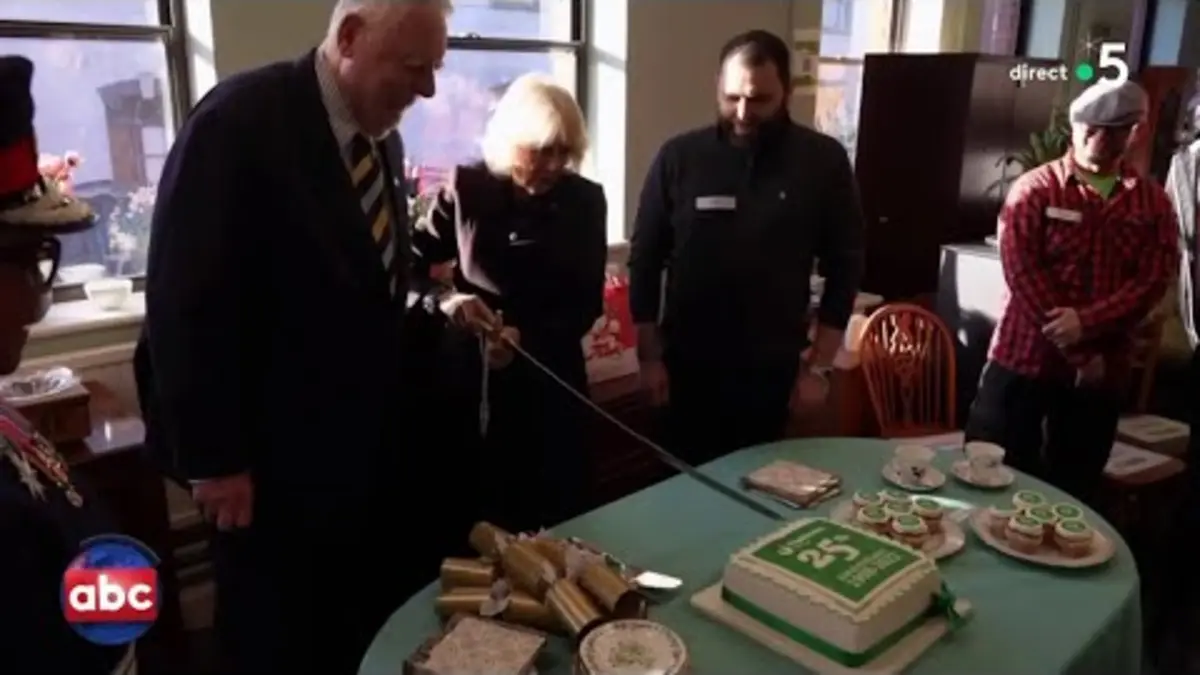 replay de Pour les fêtes, pensez à Camilla pour couper vos bûches ! - L’ABC - C à Vous - 18/12/2023